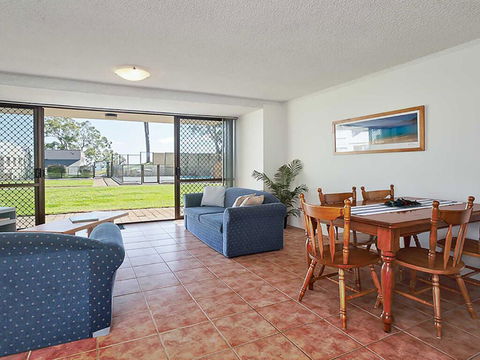13 'The Poplars' 34 Magnus Street - Ground Floor Unit And Pool In Complex - Schoolies Week Accommodation 3