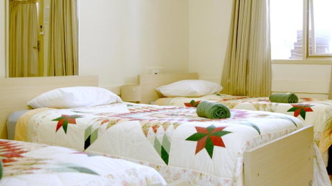 CATALINA Lake-front RETREAT - Schoolies Week Accommodation 3