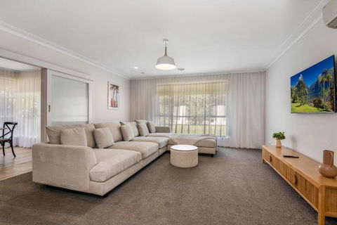 Charming 3BR Home In Bendigo - Schoolies Week Accommodation 0