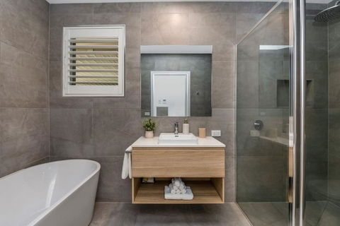Charming 3BR Home In Bendigo - Schoolies Week Accommodation 2