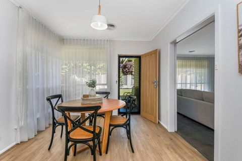 Charming 3BR Home In Bendigo - Schoolies Week Accommodation 4