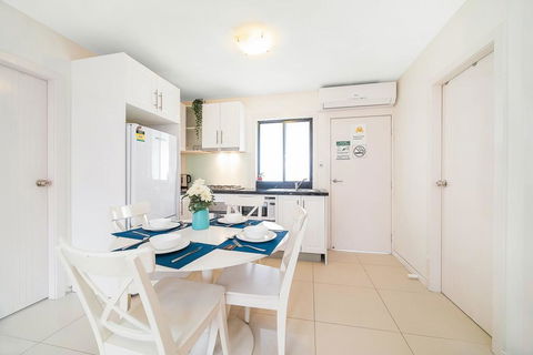 3 Bedroom Cozy And Quiet Holiday Home - Schoolies Week Accommodation 2