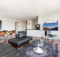 3-Bed Apartment with Parking Near Parks and Dining - Schoolies Week Accommodation