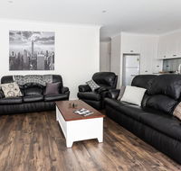 4 Bedroom Inner City Townhouse - SLEEPS 9  - Schoolies Week Accommodation