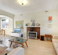 4 MONTROSE AVE - retro home in the heart of town - Schoolies Week Accommodation