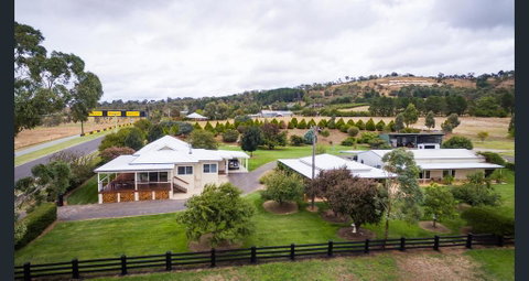 505 CONROD STRAIGHT MOUNT PANORAMA - Schoolies Week Accommodation 1