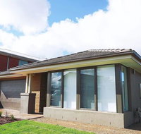 5Bed 2Bath Family House in Werribee - Schoolies Week Accommodation