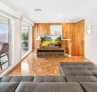 6-bed Oceanfront House with Jacuzzi Games Parking - Schoolies Week Accommodation