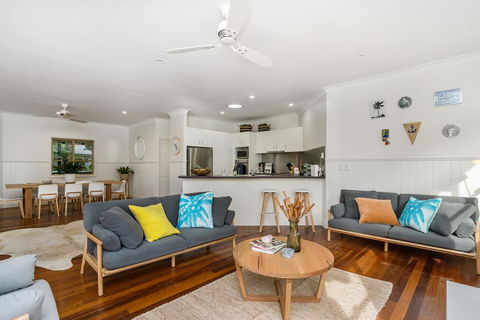 A PERFECT STAY - Barefoot Lane - Beach House - Schoolies Week Accommodation 0