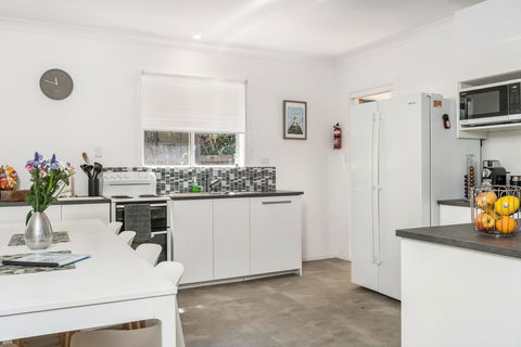 A SWEET ESCAPE - Carefree Beach Home - Schoolies Week Accommodation 1