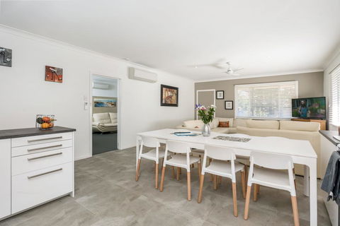 A SWEET ESCAPE - Carefree Beach Home - Schoolies Week Accommodation 2