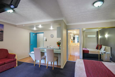 AAA Airport Albion Manor Apartments And Motel - Schoolies Week Accommodation 2