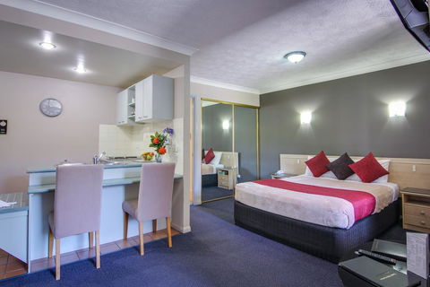 AAA Airport Albion Manor Apartments And Motel - Schoolies Week Accommodation 0