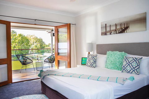 Absolute Lakefront - Port Douglas - Schoolies Week Accommodation 3