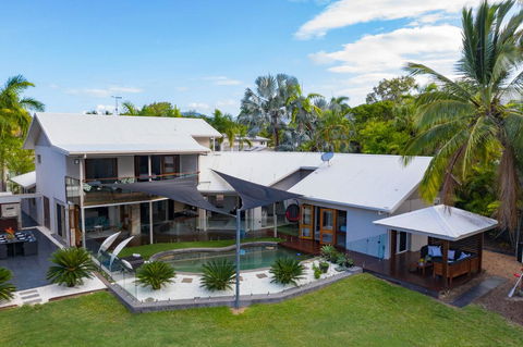 Absolute Lakefront - Port Douglas - Schoolies Week Accommodation 1