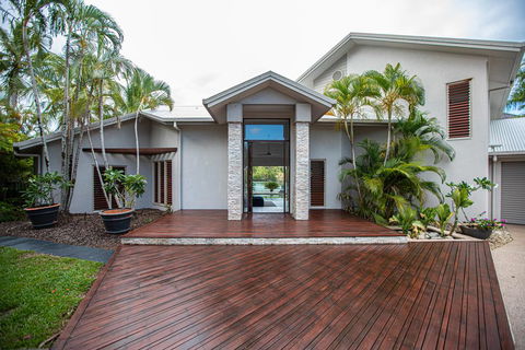 Absolute Lakefront - Port Douglas - Schoolies Week Accommodation 2