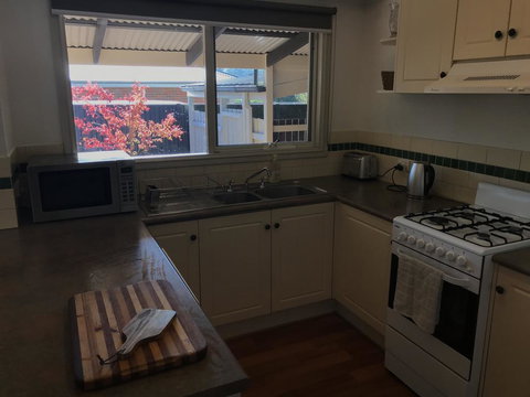Acacia House - Central Healesville - Yarra Valley - Schoolies Week Accommodation 1