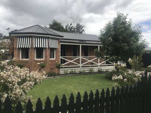 Acacia House - Central Healesville - Yarra Valley - Schoolies Week Accommodation 0