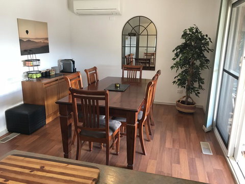 Acacia House - Central Healesville - Yarra Valley - Schoolies Week Accommodation 2