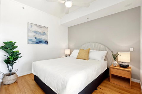 Elegant Inner-City 1-Bed With Rooftop Dining - Schoolies Week Accommodation 1