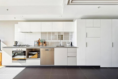 Elegant Inner-City 1-Bed With Rooftop Dining - Schoolies Week Accommodation 2