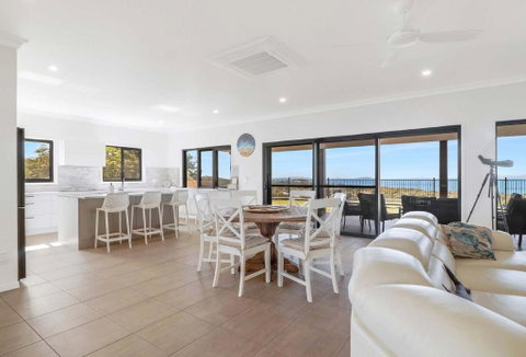 ESCAPE WITH A VIEW - Schoolies Week Accommodation 0