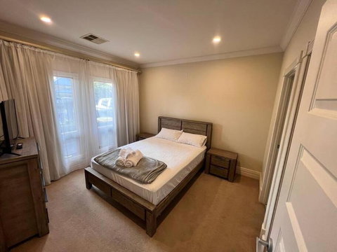 Executive Villa Close To CBD With Spa - Schoolies Week Accommodation 1