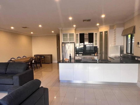 Executive Villa Close To CBD With Spa - Schoolies Week Accommodation 2