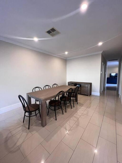 Executive Villa Close To CBD With Spa - Schoolies Week Accommodation 3