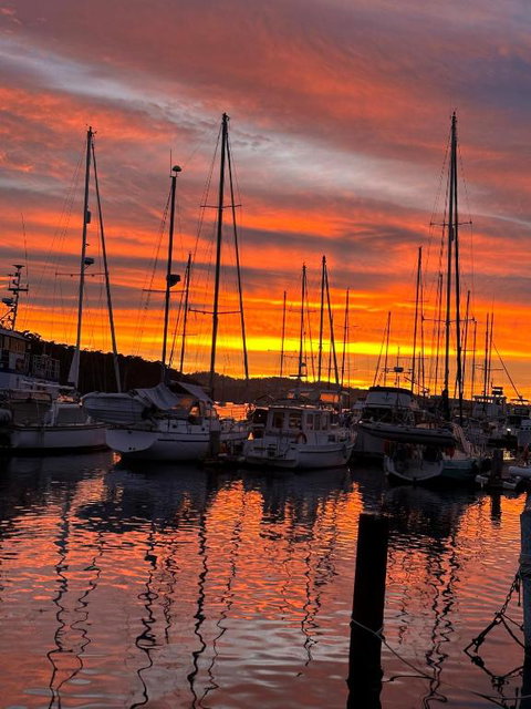 Elegant And Scenic Floating Boat House - Schoolies Week Accommodation 1