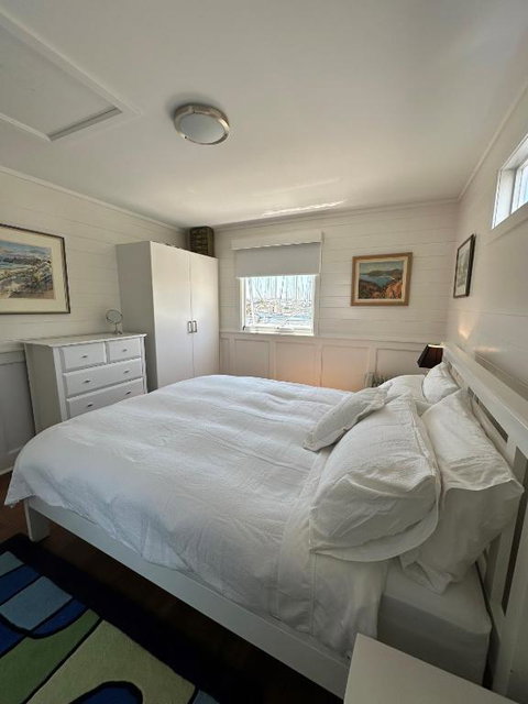 Elegant And Scenic Floating Boat House - Schoolies Week Accommodation 3