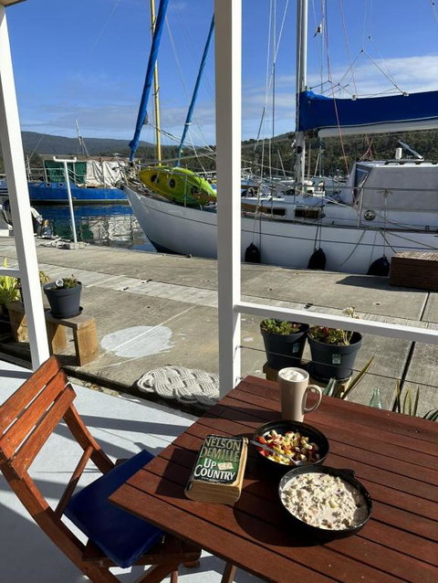 Elegant And Scenic Floating Boat House - Schoolies Week Accommodation 4