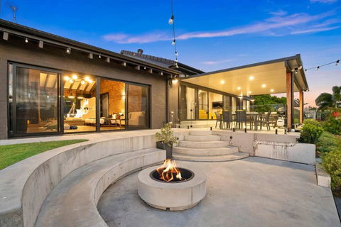 Family Waterfront Escape - Pool, 2 King Rooms - Schoolies Week Accommodation 4