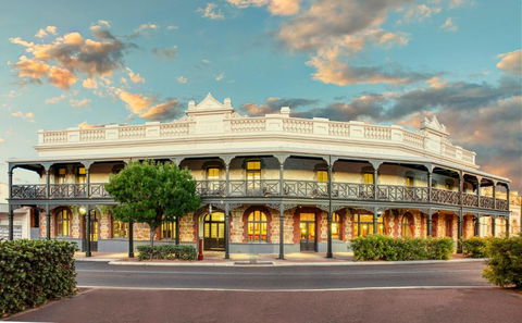 Farmers Home Hotel - Schoolies Week Accommodation 0
