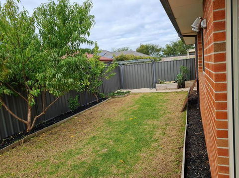 Generous 4 Bedroom Home Close To Park And Shops - Schoolies Week Accommodation 1