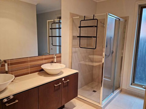 Generous 4 Bedroom Home Close To Park And Shops - Schoolies Week Accommodation 2