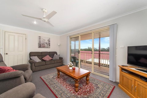 H1211 Mission Terrace Lakewood Heights Estate - Schoolies Week Accommodation 1