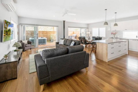 HALE KUPA Rye Beach House Spa Table Tennis - Schoolies Week Accommodation 0