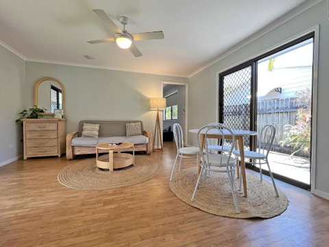 HAPPY DAZE - Schoolies Week Accommodation 2