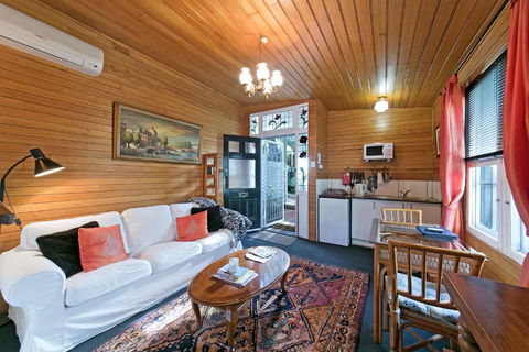 Hillside Country Retreat - Schoolies Week Accommodation 0