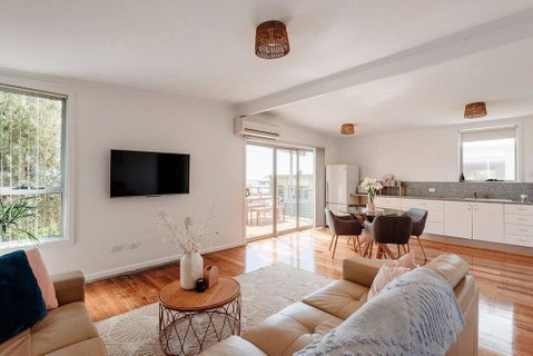 House On Hampson - Schoolies Week Accommodation 3