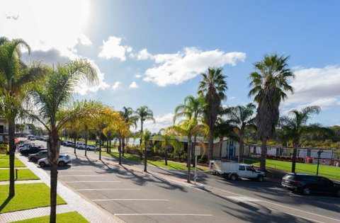 Hotel Renmark - Schoolies Week Accommodation 1