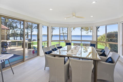 Adrift Retreat - St Georges Basin Waterfront Home - Schoolies Week Accommodation 2