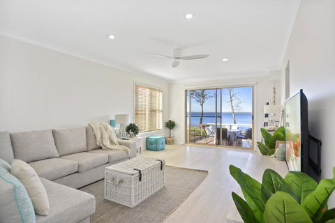 Adrift Retreat - St Georges Basin Waterfront Home - Schoolies Week Accommodation 1