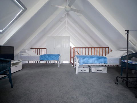 Affordable Twin Peaks 1 - Schoolies Week Accommodation 2