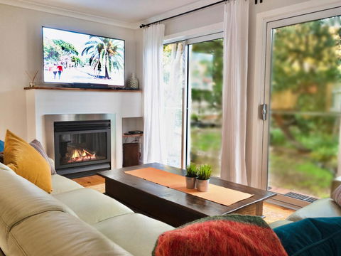 Alice's Palace, 2-minute Walk To Lifeguard Patrolled Surf Beach - Schoolies Week Accommodation 1