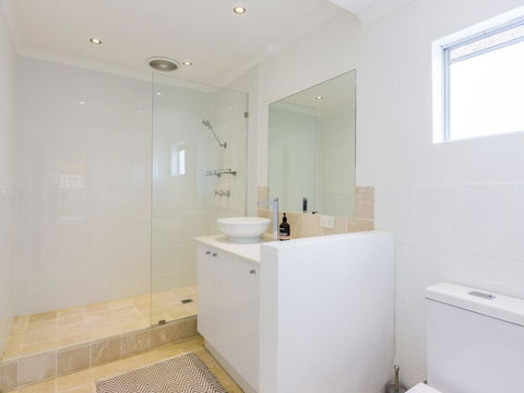 Amalfi Beach House - Schoolies Week Accommodation 3