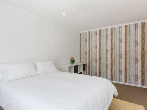 Amalfi Beach House - Schoolies Week Accommodation 1