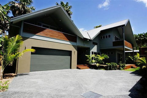 AMORE - Schoolies Week Accommodation 0