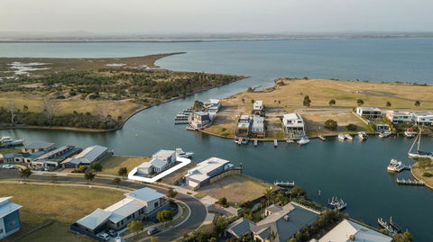 Anchored - Access To The Gippsland Lakes - Schoolies Week Accommodation 0